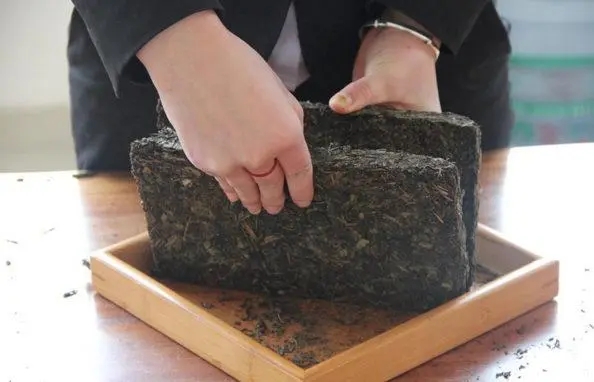 2022年怎么撬普洱茶磚？