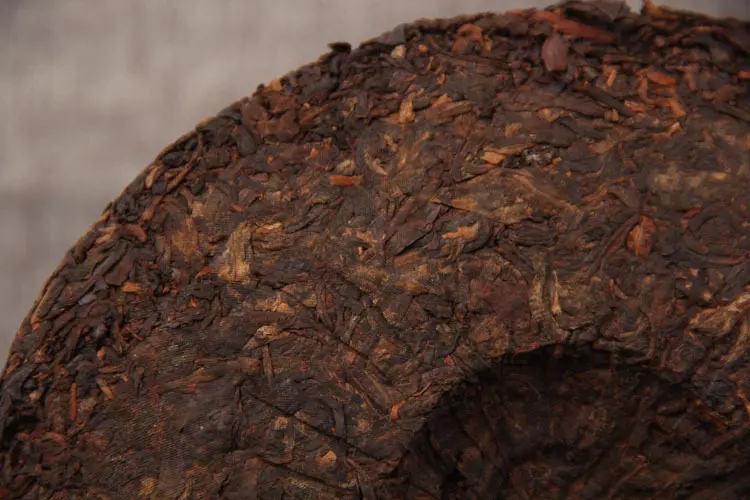 如何判斷普洱茶是否發(fā)霉？發(fā)霉的普洱茶應(yīng)該怎么處理？